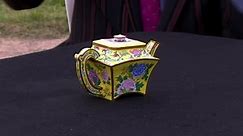 Chinese teapot is going to be guided between £100,000 and £150,000