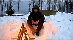 Zimowy biwak i ognisko w śniegu | Noc w okopie śnieżnym | Jak przetrwać zimową wichurę w górach?