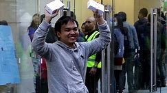 CNET News - Meet the first person to buy the new iPhone 5s in stores