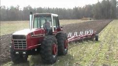 International Harvester 3588 2+2 Plowing