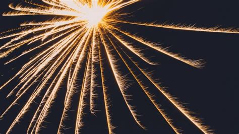 Glow Blur Lines 4K Wallpaper | Soft Abstract Design