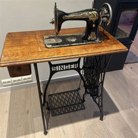 Husqvarna symaskin med tråpedal og trebord | FINN-torget