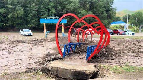 Flash flood wrecks Yining scenic park in Xinjiang
