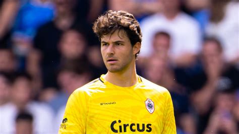 Man Utd transfer news: Aston Villa goalkeeper Emiliano Martinez keen on ...