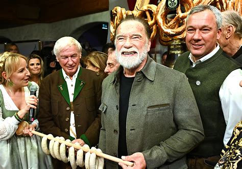 Kitzbühel-Society mit „König Arnie“ und „Prinz Zlatan“ - UnserTirol24