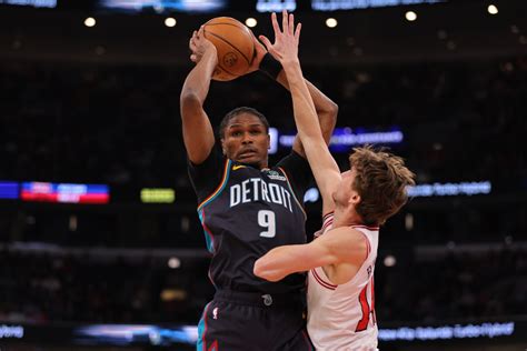 Bulls' Matas Buzelis old enough to attend block party and has VIP pass ...