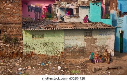 Poverty family with lot of kids in a bad house in india : résultats ...