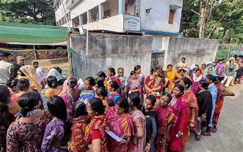 Arijit Singh votes in West Bengal, declines inked finger photo