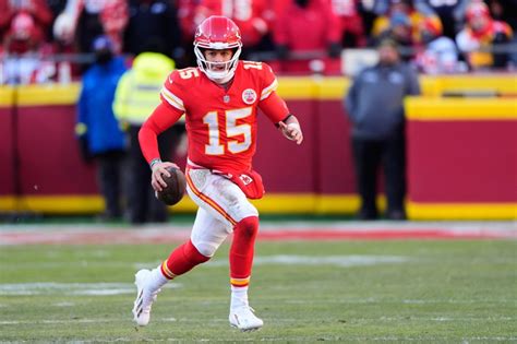 Patrick Mahomes restructures contract to free up cap space