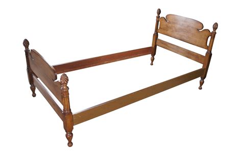 Mid Century Colonial Revival Full Size Pineapple 4 Post Bed