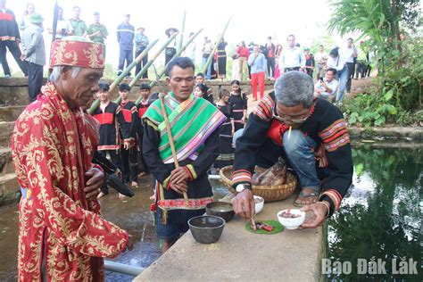The unique water-worshiping ceremony of the Ede people in Hra Ea Tlă ...