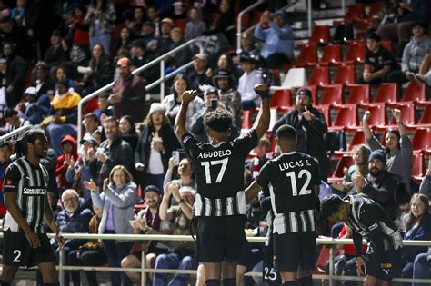 Stephen Curry espera liderar una inesperada carga de los Warriors en los playoffs