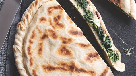 Focaccia veloce alle erbette e acciughe: la ricetta in padella - Sale&Pepe