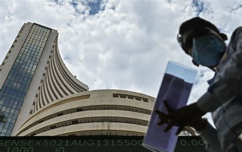 FIIs sell ₹3,622 crore as DIIs cushion market fall