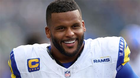Rams legend Aaron Donald puts up 150-pound dumbbells like nothing