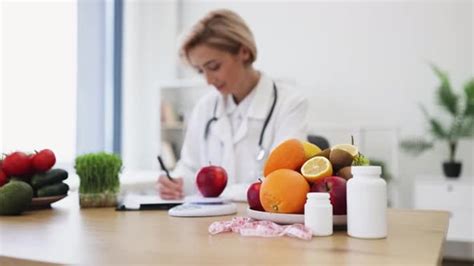 Nutricionista con productos frescos, Grabaciones de stock Incluyendo ...