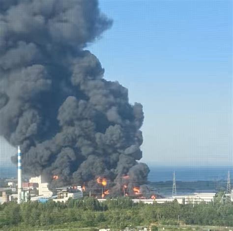青岛黄岛仓库大火燃烧约15小时：屋顶大面积坍塌，官方通报无人员伤亡