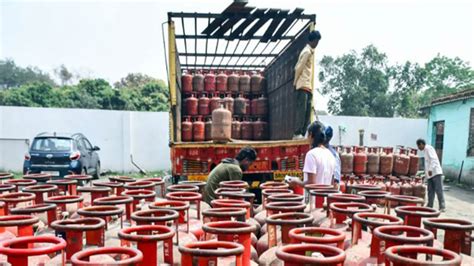 Delhi govt issues priority policy for commercial LPG cylinder supply