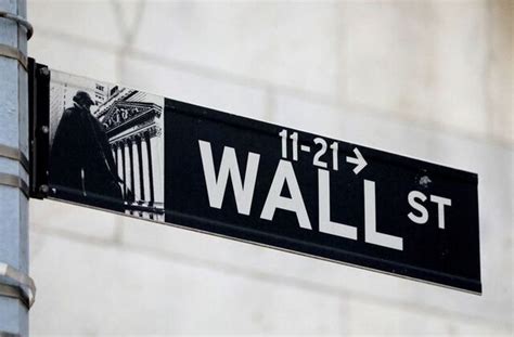 Wall Street Monitors Private Credit Risk as AI Disruption, Outflows ...