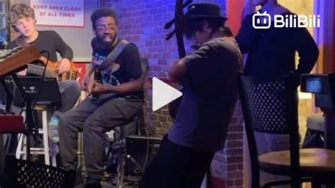 Saat kamu bawa alat musik Tiongkok dan nge-jam di klub jazz bawah tanah ...