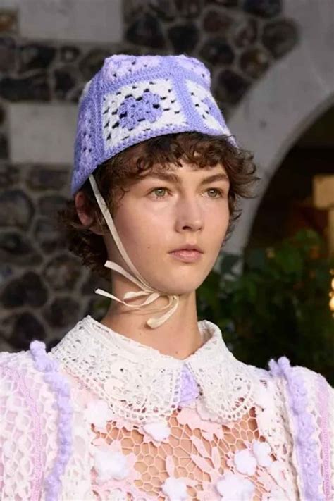 Siete peinados para pelo rizado corto que favorecen y estilizan a más ...