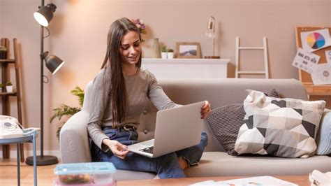 26-year-old Aussie quits office job for microshifting — works in short ...