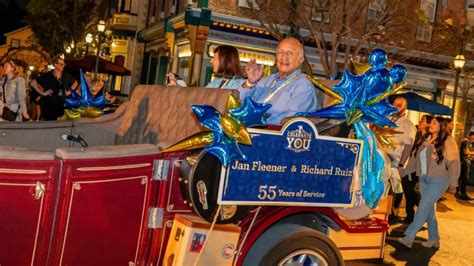 3,200+ Cast Members with Decades of Service Celebrated at Disneyland Resort