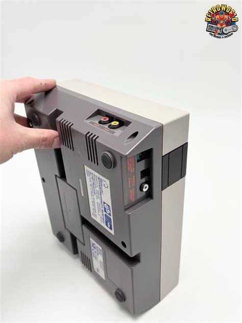 Nintendo Entertainment System NES Konsole mit Controller und Kabe in ...