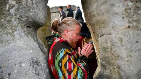 Summer solstice 2025 - Stonehenge celebrations and more - BBC News