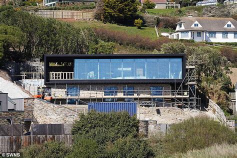 Cate Blanchett loses battle of the bats as she drops plans for garden ...