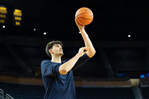 "Not fair": Dez Bryant drops 5-word reaction after Aday Mara's dunk ...