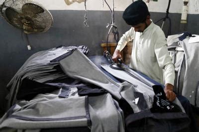 Pakistan: Textile workers subjected to exploitative wages, hazardous ...