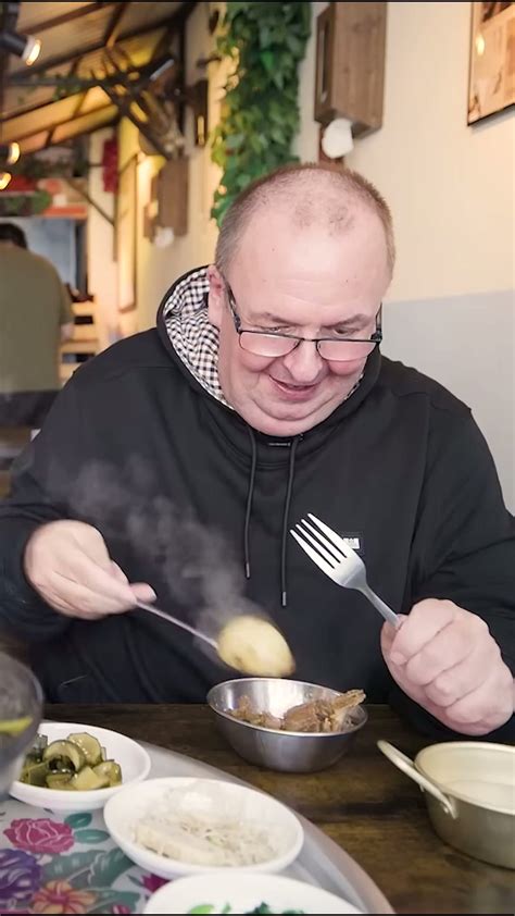 British cabbies tackle spicy Korean pork bone stew! 🤯🍲