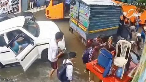 Video: Three schoolchildren fall into hidden drain amid Delhi rain ...