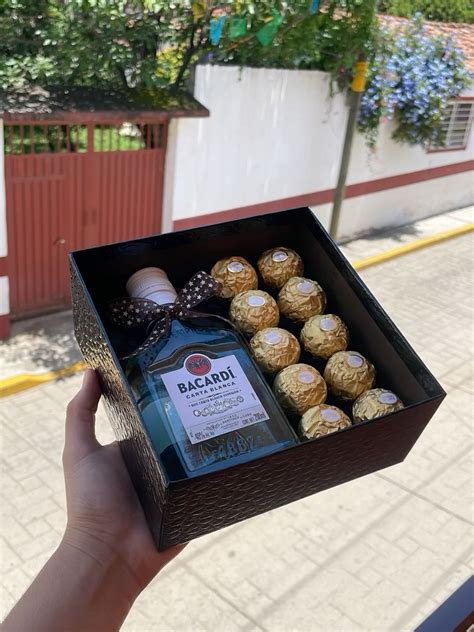 Cajita decorada al gusto de mi clienta 🫶🏻 | Arreglo con cervezas, Cajas ...