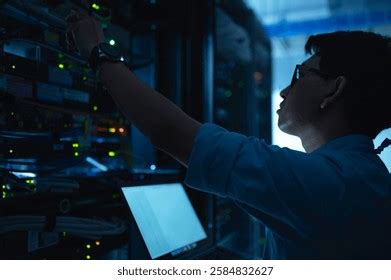 111,173 Network Engineer Server Room Laptop Royalty-Free Images, Stock ...