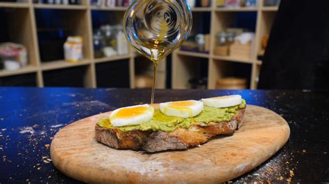 How to make avocado toast with a perfectly cooked long egg