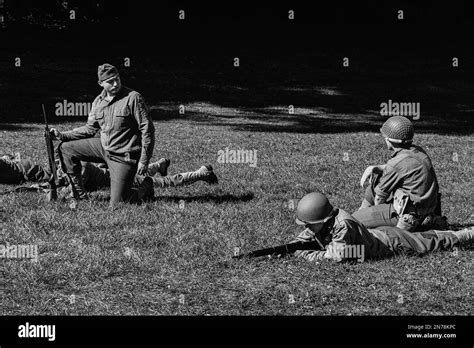 Soldiers in assault during Black and White Stock Photos & Images - Alamy
