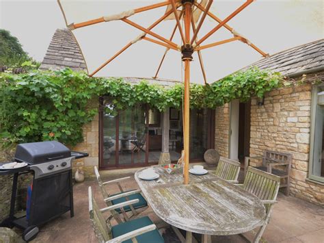 1 Bedroom Cottage in Cheltenham - Dog Friendly Holiday Cottage in ...