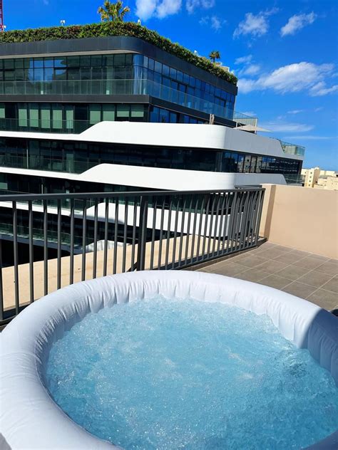 Glow Malta Rooftop | Jacuzzi & BBQ | Top Floor - Flats for Rent in San ...