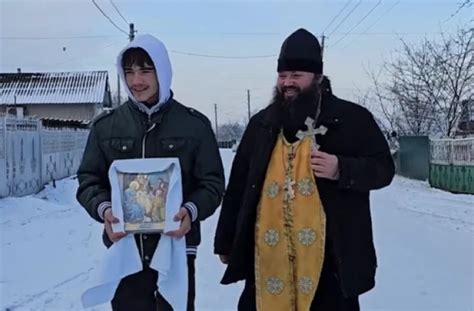 În ajunul Crăciunului, icoana Nașterii Domnului a ajuns în casele ...