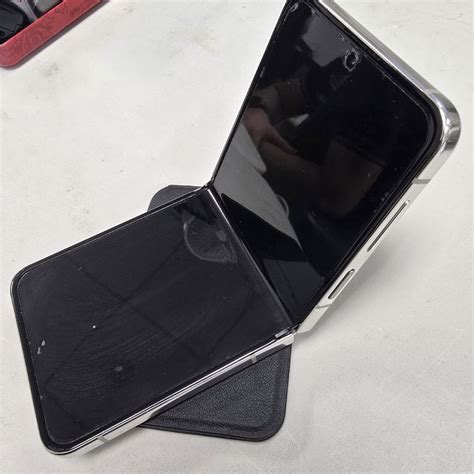 Galaxy Z Flip 5 Cream 512GB, Mobile Phones & Gadgets, Mobile Phones ...