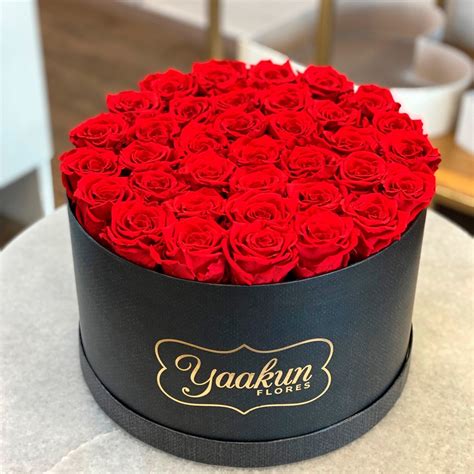 Caja circular negra con 120 rosas rojas | Yaakun Flores