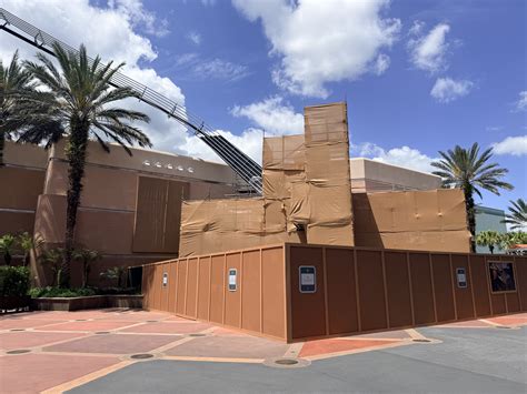 Rock 'n' Roller Coaster Starring The Muppets Continues New Paint Job Progress