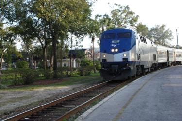 1120 West Washington StreetによるTybee Islandから飛行機、 タクシー、 列車、 バス、 自動車への移動