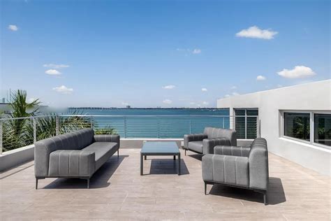 Spacious 5BR Waterfront Home w/ Heated Pool - Houses for Rent in Miami ...