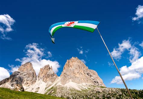 Cortina zeigt Flagge: Ladiner fordern Respekt und Mitbestimmung ...