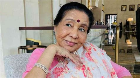 Asha Bhosle ICU Breach Candy Hospital | Heart Attack Update