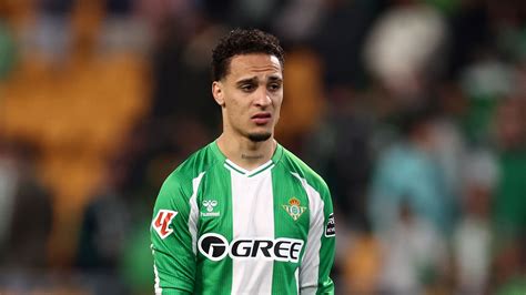 VIDEO: Antony confronts furious Real Betis fans after derby collapse ...