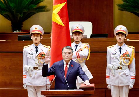 Prime Minister Le Minh Hung takes the oath of office.